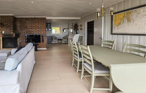 Larvik Maison | Nice Home In Tjodalyng With Kitchen