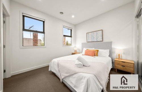 McKinnon Maison | Nice house walking to shopping center