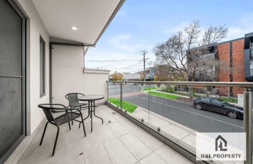 McKinnon Maison | Nice house walking to shopping center