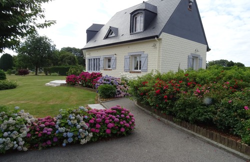 Verneusses Villa | Jolie maison avec piscine couverte chauffée