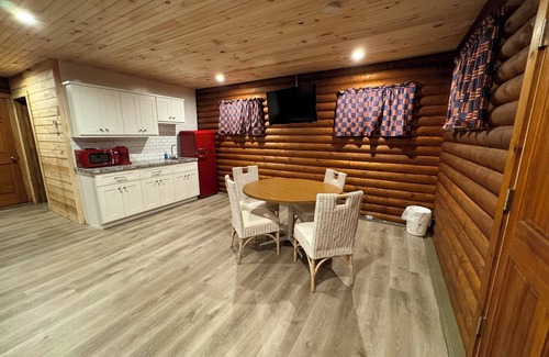 Cambridge Cabine | Nice log cabin on back country road with peace, quiet and the amenities of home