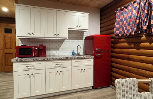 Cambridge Cabine | Nice log cabin on back country road with peace, quiet and the amenities of home
