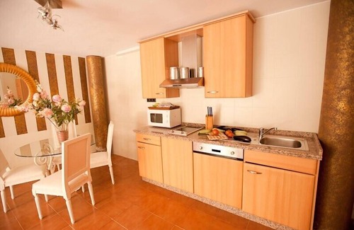 Triana Appartement | Joli studio avec piscine (16 * 3m eau salée / sans chlore), Wifi et jardin