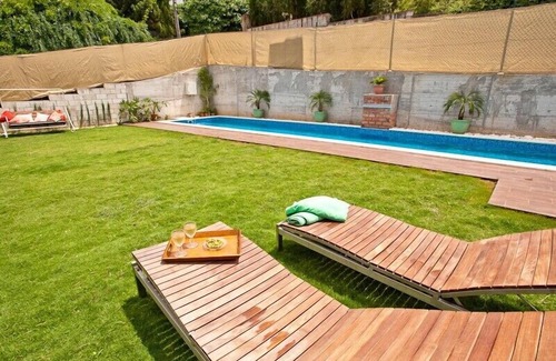Triana Appartement | Joli studio avec piscine (16 * 3m eau salée / sans chlore), Wifi et jardin