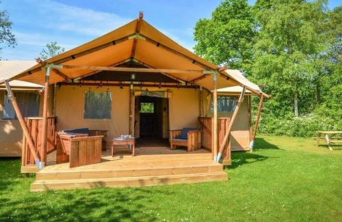 Mol Location De VR | Nice Tent Lodge Near a Lake