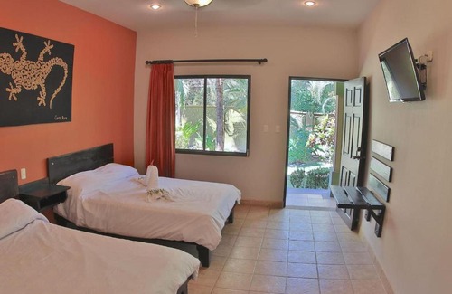 Potrero Hôtel | Nicely priced hotel room with 2 beds in Potrero with pool - TV and AC