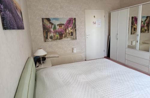Tutzing Maison | Nichtraucher-Zimmer, mit Sonnenaufgang, Kühlschrank, Ventilator und ruhiger Innenhof Obergeschoss bei Koberstein