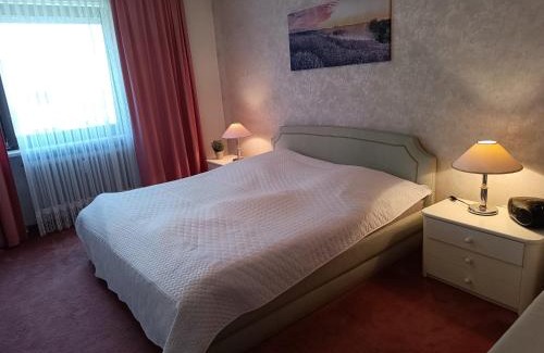Tutzing Maison | Nichtraucher-Zimmer, mit Sonnenaufgang, Kühlschrank, Ventilator und ruhiger Innenhof Obergeschoss bei Koberstein
