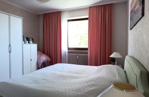 Tutzing Maison | Nichtraucher-Zimmer, mit Sonnenaufgang, Kühlschrank, Ventilator und ruhiger Innenhof Obergeschoss bei Koberstein