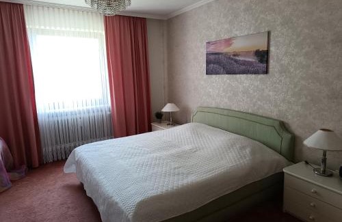 Tutzing Maison | Nichtraucher-Zimmer, mit Sonnenaufgang, Kühlschrank, Ventilator und ruhiger Innenhof Obergeschoss bei Koberstein