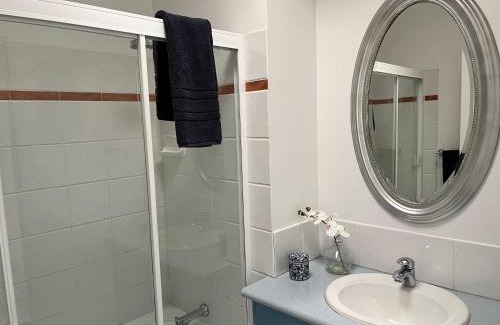 Gordon Park Maison | Nicole Guest House - Deluxe Room & Private Bathroom 6kms from Brisbane City