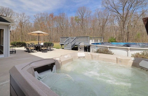 Kresgeville Maison | Nicole’s Place PA · Luxe Lrg Pocono House for 18 Hot Tub/Gameroom/Pool