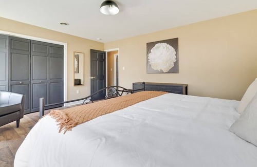 Kresgeville Maison | Nicole’s Place PA · Luxe Lrg Pocono House for 18 Hot Tub/Gameroom/Pool
