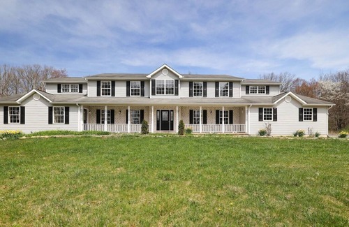 Kresgeville Maison | Nicole’s Place PA · Luxe Lrg Pocono House for 18 Hot Tub/Gameroom/Pool