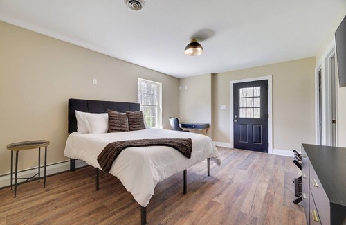 Kresgeville Maison | Nicole’s Place PA · Luxe Lrg Pocono House for 18 Hot Tub/Gameroom/Pool