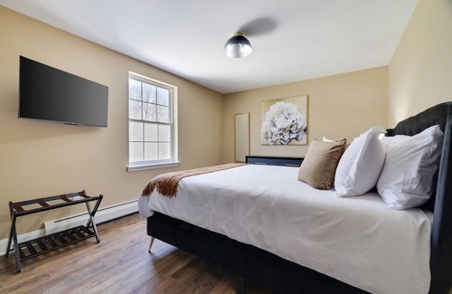 Kresgeville Maison | Nicole’s Place PA · Luxe Lrg Pocono House for 18 Hot Tub/Gameroom/Pool