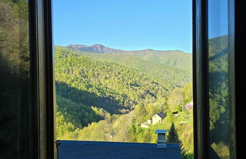 Massat Maison | Nid Panoramique, un havre de paix niché à 800 m d'altitude, nature et calme.