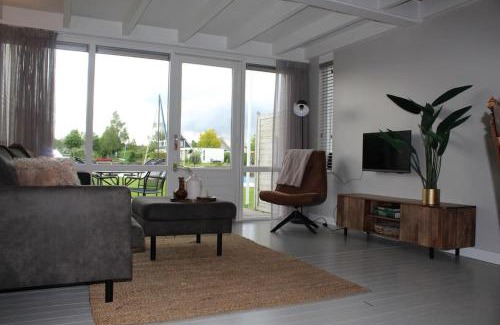 Boornzwaag Maison | NIEUW Bootique Frysk huske Langweerderwielen