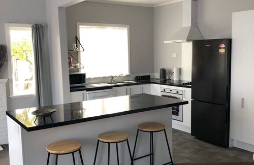 Matamata Maison | Nights on Broadway - 3 bedroom House in beautiful Matamata. Full amenities.