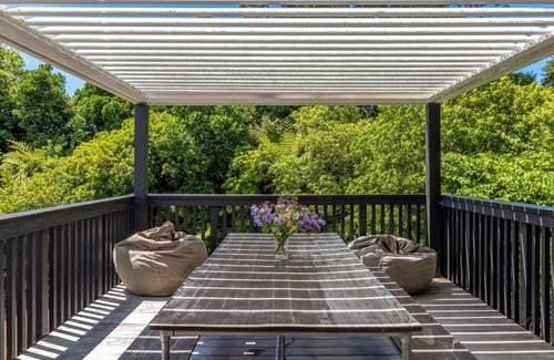 Waiheke Island Maison | Nikau Grove - Onetangi Holiday Home