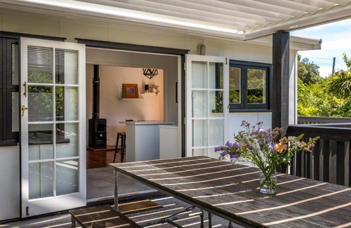 Waiheke Island Maison | Nikau Grove - Onetangi Holiday Home