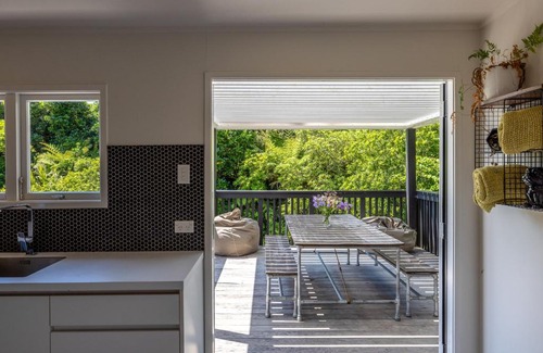 Waiheke Island Maison | Nikau Grove - Onetangi Holiday Home