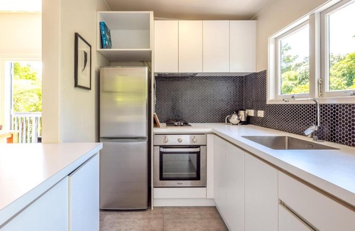 Waiheke Island Maison | Nikau Grove - Onetangi Holiday Home