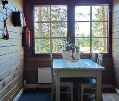Merikarvia Chalet De Ski | Nikolain tupa, vanha hirsitalo