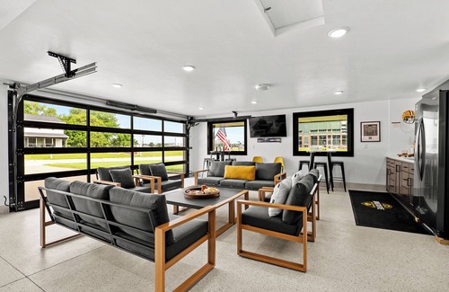 Ashwaubenon Appartement | NineSixFive Fieldhouse | Stadium · Arcades · Luxe