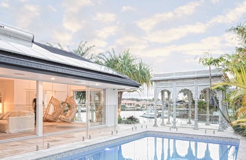 Runaway Bay Maison | NIRVANA@12 - Waterfront Boutique Couples Retreat