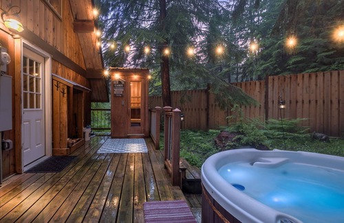 Paradise Estates Cabine | Nisqually Nest Mt Rainier hot tub and sauna
