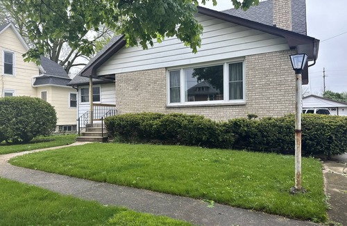 DeKalb Maison | NIU Coporate and Business Travel Long Term Stays Welcome! 4 BD 3 BA