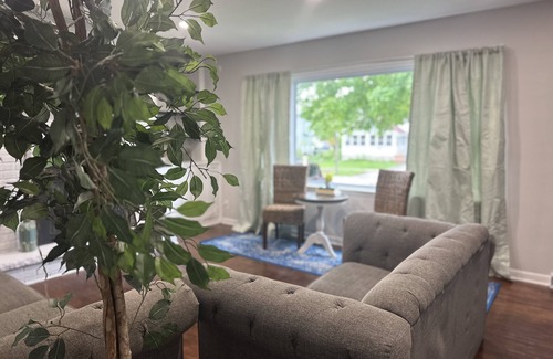 DeKalb Maison | NIU Coporate and Business Travel Long Term Stays Welcome! 4 BD 3 BA