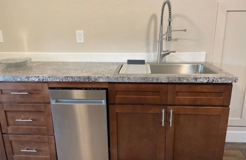 Forest Grove Lit Et Petit-Déjeuner | Private 1-bedroom apt in a remodeled historic home in Forest Grove, OR