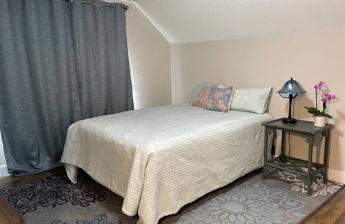 Forest Grove Lit Et Petit-Déjeuner | Private 1-bedroom apt in a remodeled historic home in Forest Grove, OR