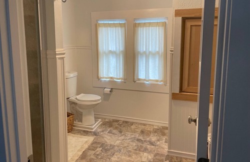 Forest Grove Lit Et Petit-Déjeuner | Private 1-bedroom apt in a remodeled historic home in Forest Grove, OR