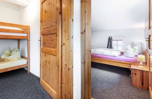 Steffenshagen Appartement | Nr. 1 - 3 Zimmer Ferienwohnung mit Terrasse und Garten - Ostsee Bauernhof Schwalbennest OFC 15