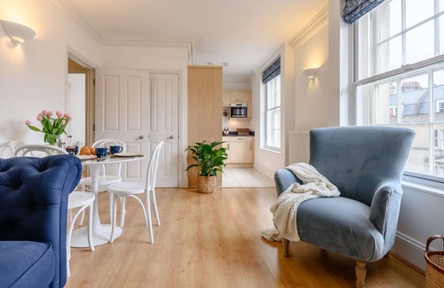 Bath Appartement | No.10 at Herschel - stylish city apartment for 3 - with parking