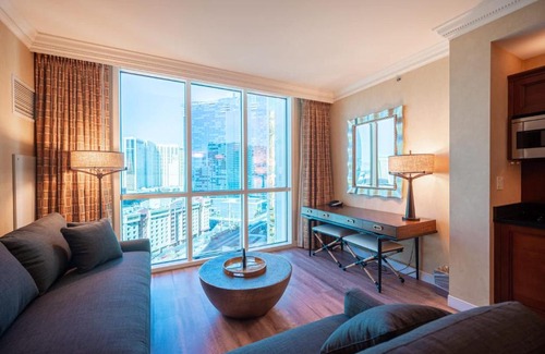 Las Vegas Maison | No Resort Fee Strip View Suite + Free Valet+ Pool