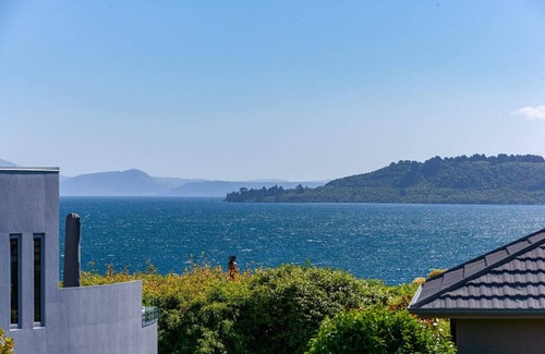 Hilltop Maison | *No Service Fee* Spectacular Views – Walk to Lake