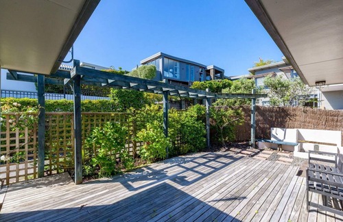 Hilltop Maison | *No Service Fee* Spectacular Views – Walk to Lake