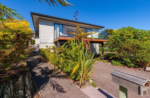 Hilltop Maison | *No Service Fee* Spectacular Views – Walk to Lake