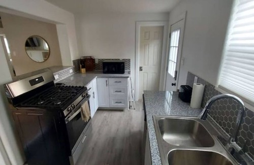 University Heights Maison | Nob Hill/UNM ~ Luxury Remodeled House w/ King Bed