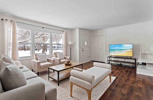 Brooklyn Park Maison | NOID DRIVE · Cheerful 4 bed house w/ patio 15 min to downtown!