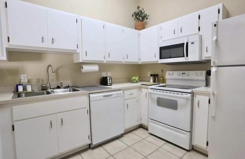 Gainesville Appartement | Nomad Retreat 🧿 King Bed Boutique Condo w Garage