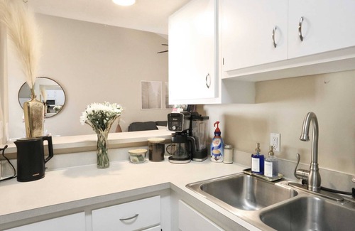 Gainesville Appartement | Nomad Retreat 🧿 King Bed Boutique Condo w Garage