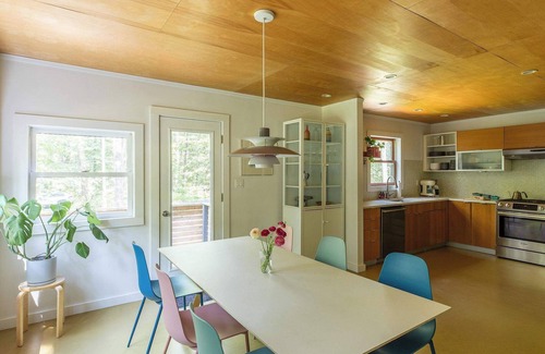 Chatham Maison | Nordic Cabin: Light-Filled + Spacious w/Firepit