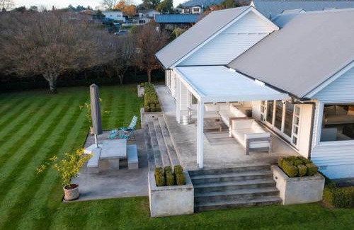 Waipahihi Maison | Norfolk House, Luxury Villa With Spa and Lake Views