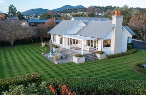 Waipahihi Maison | Norfolk House, Luxury Villa With Spa and Lake Views