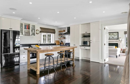 Waipahihi Maison | Norfolk House - touch of luxury, modern, spacious two storey villa, with spa pool, beautiful grounds